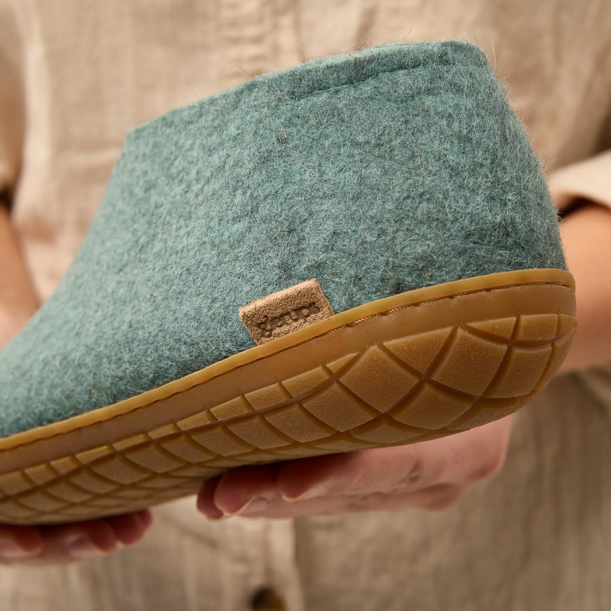 Shoe with natural rubber sole - honey - North Sea
