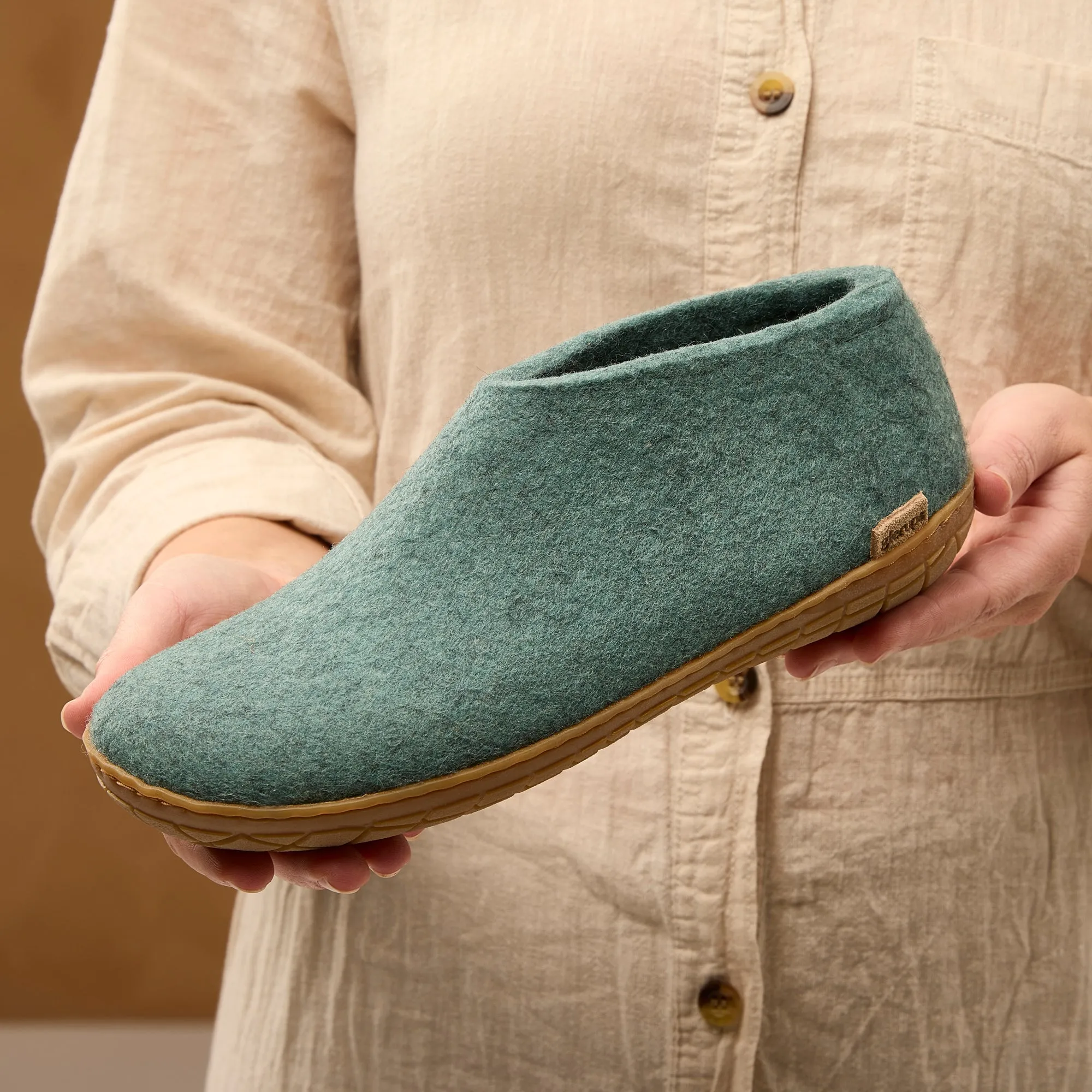 Shoe with natural rubber sole - honey - North Sea