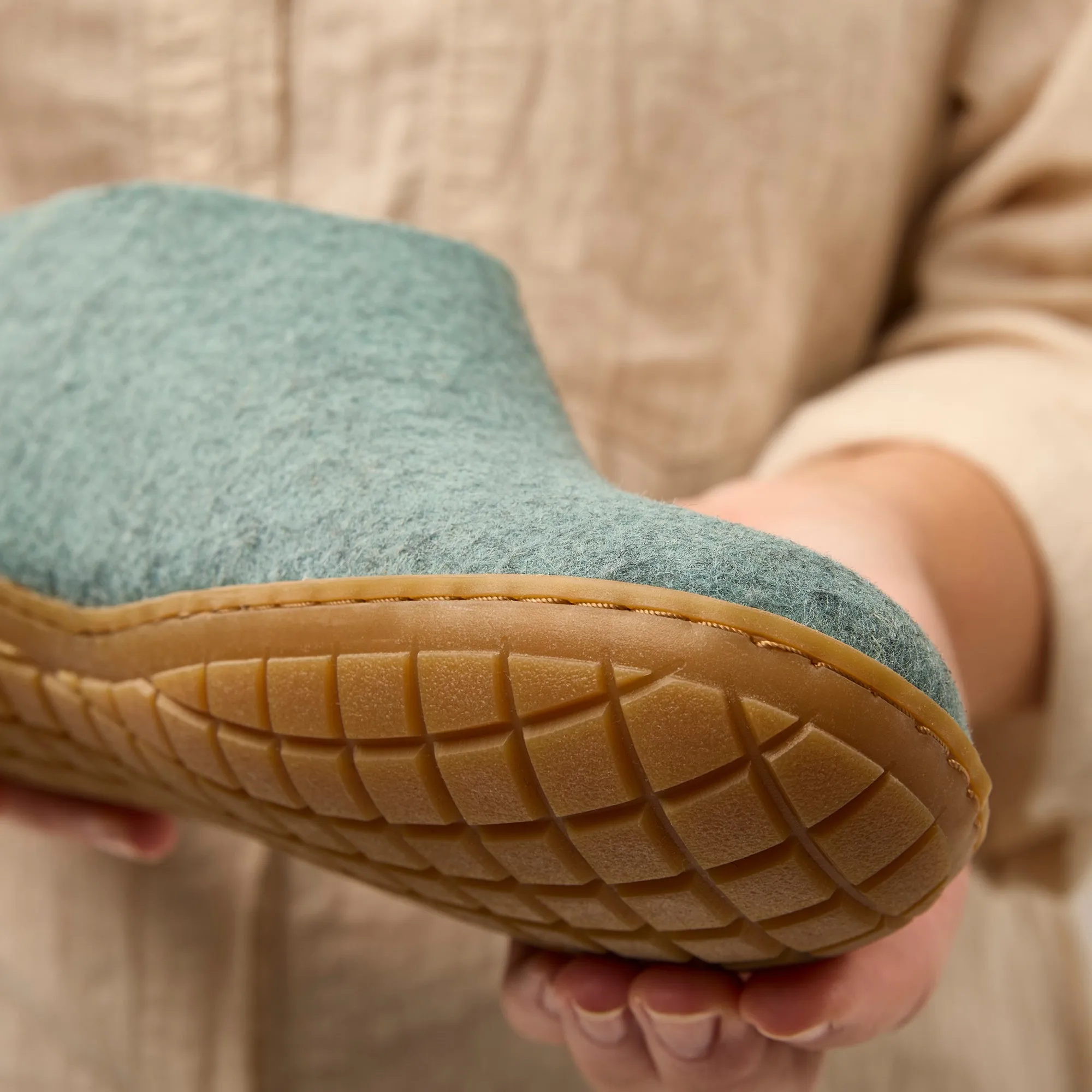 Shoe with natural rubber sole - honey - North Sea